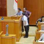 沖縄県議会で「不法就労」と召還を求める声