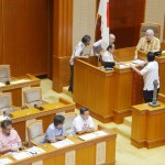 大阪府警機動隊員発言で沖縄県議会が抗議決議採択