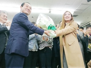 名護市長選、辺野古移設容認の渡具知氏当選