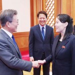 北朝鮮の金正恩朝鮮労働党委員長の特使として訪韓し、文在寅大統領（左）と会談する金与正党第１副部長（右）＝２０１８年２月、ソウル（ＡＦＰ時事）