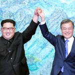 27日、板門店平和の家で「板門店宣言」に署名した文在寅韓国大統領（右）と金正恩朝鮮労働党委員長
