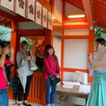 金沢の神社「御朱印ツアー」で外国人と交流