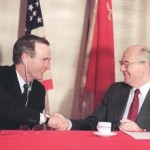 １９８９年１２月３日、地中海のマルタで行われた首脳会談後、共同記者会見で握手するブッシュ米大統領（左）とゴルバチョフ・ソ連共産党書記長（ＡＦＰ時事）