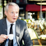 1日、パリのバスチーユ広場のカフェでコーヒーを飲むルメール仏経済・財務相(AFP時事)