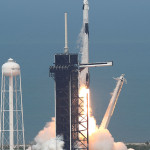 30日米南部フロリダ州のケネディ宇宙センターから打ち上げられた有人宇宙船クルードラゴン(AFP時事)