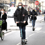 フランス・パリで、封鎖緩和を受けてマスクを着けて自転車やキックボードで移動する住民(５月１２日ＵＰＩ)