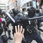 中国政府による国家安全法導入に抗議するデモ隊を排除する香港警察＝5月24日、香港(EPA時事)