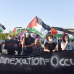 ヨルダン川西岸のエリコ近くで６月２７日、イスラエルによるヨルダン川西岸の一部併合計画に反対するデモを行うパレスチナ人とイスラエル人（ＵＰＩ）