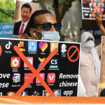 中国の携帯アプリ削除を呼び掛けるインドの反中国デモ＝６月３０日、ニューデリー（ＡＦＰ時事）