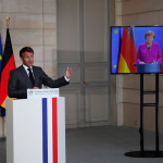 画面を通じて共同記者会見を行うメルケル独首相（右）とマクロン仏大統領（５月１８日、パリ、ＡＦＰ時事）