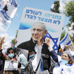 ５月２４日、エルサレムの首相官邸前で、気勢を上げるネタニヤフ首相支持派（ＥＰＡ時事）