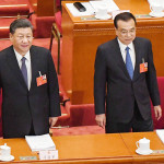 北京の人民大会堂で開かれた全国人民代表大会-情報流出の恐れ-中国に強硬（全人代）に出席する習近平国家主席（左）と李克強首相５月２２日（ＡＦＰ時事）