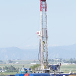 米コロラド州東部のロッキー山脈近辺にあるフラッキングによる石油採掘施設。大量の水を使い高圧力で地下を掘削する（ＵＰＩ）