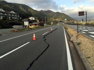 熊本地震の被災地では道路がひび割れ、被災の爪痕が残る＝４月１７日、熊本県阿蘇郡南阿蘇村で（読者撮影）