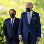 ４月16日、ホワイトハウスで共同記者会見に臨む菅義偉首相（左）とバイデン米大統領（EPA時事）