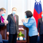 2020年8月10日、台北で蔡英文総統（右から２人目）にあいさつするアザー米厚生長官（右端）ら一行（ＡＦＰ時事）