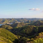 烏帽子岳山頂から見渡す絶景。無数の山々が複雑な地形を形成している＝長崎県対馬市