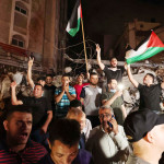 ２０日、パレスチナ自治区ガザで、イスラエルとイスラム組織ハマスとの停戦を喜ぶ住民ら（ＡＦＰ時事）