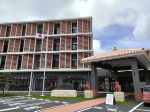 沖縄らしい赤瓦、与那原町新庁舎がオープン