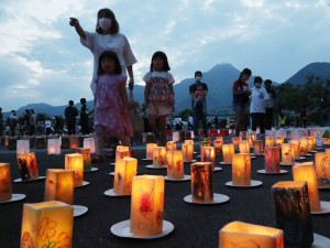「いのりの灯」、ろうそくをともし犠牲者を追悼