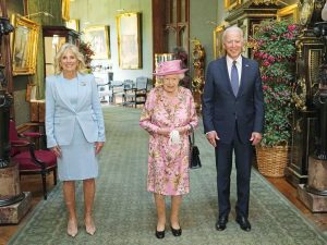 バイデン米大統領夫妻、エリザベス英女王と茶会