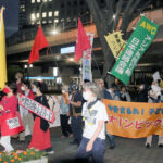 都庁前で行われた五輪開催反対デモ。「ＡＷＣ」ののぼりも見えた＝２３日午後、東京都新宿区（川瀬裕也撮影）