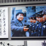 中国人民解放軍海軍誕生地記念館に展示されている毛沢東の海軍視察写真と「強大な海軍」の筆跡＝９日、江蘇省泰州市（時事）