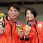きょうだいで金メダルを獲得した柔道男子６６キロ級の阿部一二三（左）と女子５２キロ級の阿部詩＝２５日、日本武道館