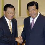 中台分断後初めて中国を公式訪問した台湾の江丙坤・国民党副主席（左）と握手する共産党幹部の賈慶林・人民政治協商会議（政協）主席（いずれも当時）＝２００５年３月、北京（ＡＦＰ時事）