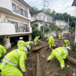 熱海土石流の捜索が難航、泥と苦闘する隊員ら