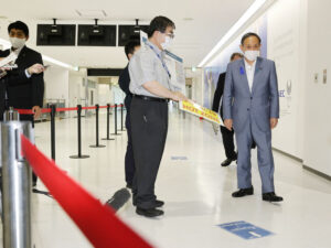 菅義偉首相、五輪開幕を控えて成田空港を視察