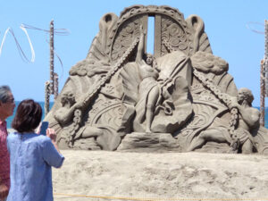 秋田県三種町、砂像20基がビーチに立ち並ぶ　