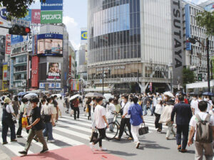 緊急事態宣言下の東京の繁華街、にぎわう週末