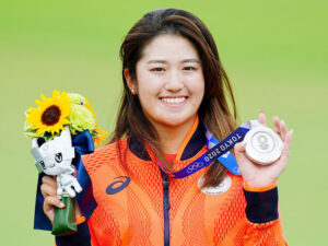 女子ゴルフの稲見萌寧、プレーオフ制し銀メダル