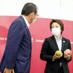 ＪＡ福島が農畜産物をＰＲ、組織委に桃を贈呈