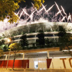 パラリンピックが開幕し、国立競技場で打ち上げられた花火＝24日、東京都新宿区