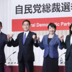 自民党総裁選候補者の共同記者会見を前に、撮影に応じる（左から）河野太郎規制改革担当相、岸田文雄前政調会長、高市早苗前総務相、野田聖子幹事長代行＝ １７日午後、東京・永田町の同党本部