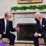 ８月２７日、ホワイトハウスで会談するイスラエルのベネット首相（左）とバイデン米大統領（Ａ仏パスツール研究所 ＦＰ時事）