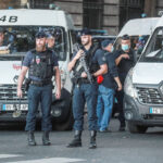 パリ同時テロ初公判「人間のくず」、飛ぶ怒号
