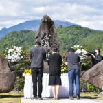 御嶽山噴火から７年、遺族らが献花し黙祷捧げる