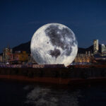 地上の月、香港のはしけに巨大なバルーンが出現