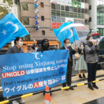 ユニクロ東京本部前で新疆綿の使用停止を訴える人々＝２２日午後、東京・赤坂（辻本奈緒子撮影）