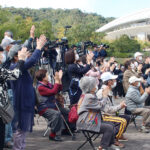 候補者の演説に耳を傾ける有権 者ら ２１ 日、広島市安佐南区