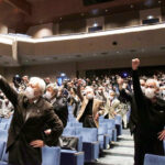 演説会で「がんばろう」と声を上げる支持者ら＝ ２３日、三島市内