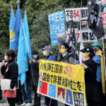人権弾圧する中国での冬季五輪開催に抗議する人々＝２７日午後、国会議事堂正門前（村松澄恵撮影）
