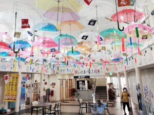 温暖化キャンペーンで傘を再生、天井を彩る