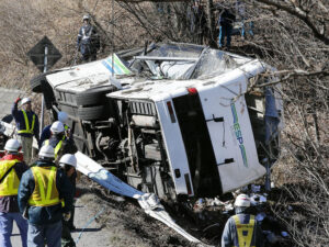軽井沢バス事故、運行会社社長ら無罪を主張