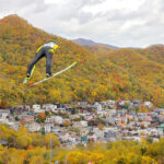 葛西紀明選手、色づく山に向かってジャンプ！