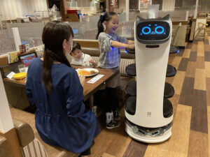 すかいらーく、ネコ型ロボットで接客へ