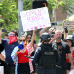 ７月１７日、米ロサンゼルスの「ウィ・スパ」前でトランス女性による女性施設利用に抗議する人々(Julianna Lacoste/Wikimedia Commons)